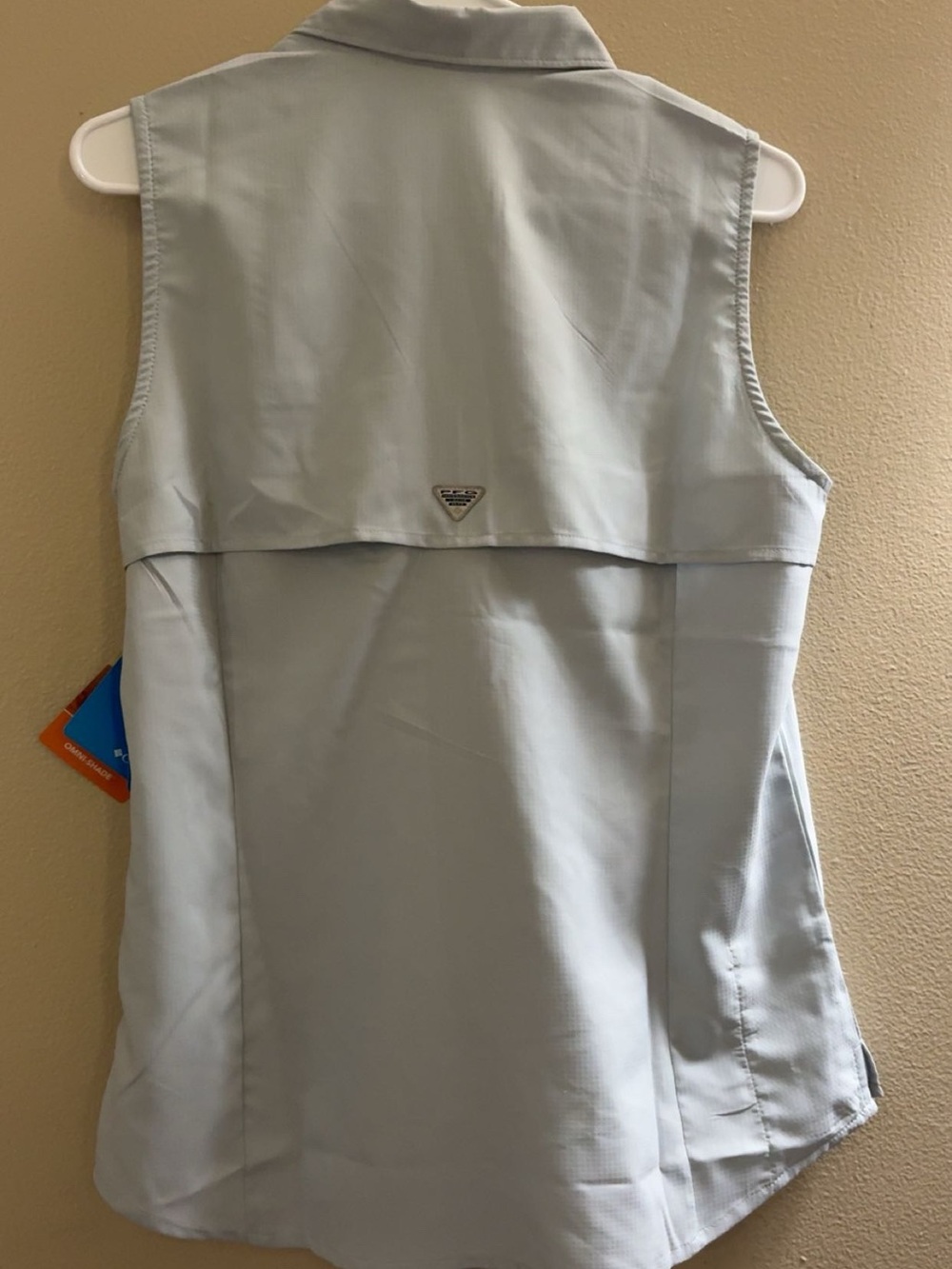 Columbia Women's Light Gray Sleeveless Button-Down Outdoor Shirt - Picture 2 of 5
